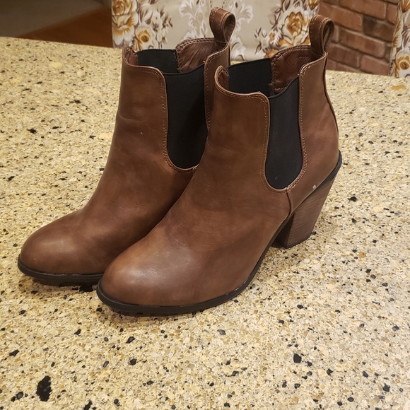 Shoes - Womens boots